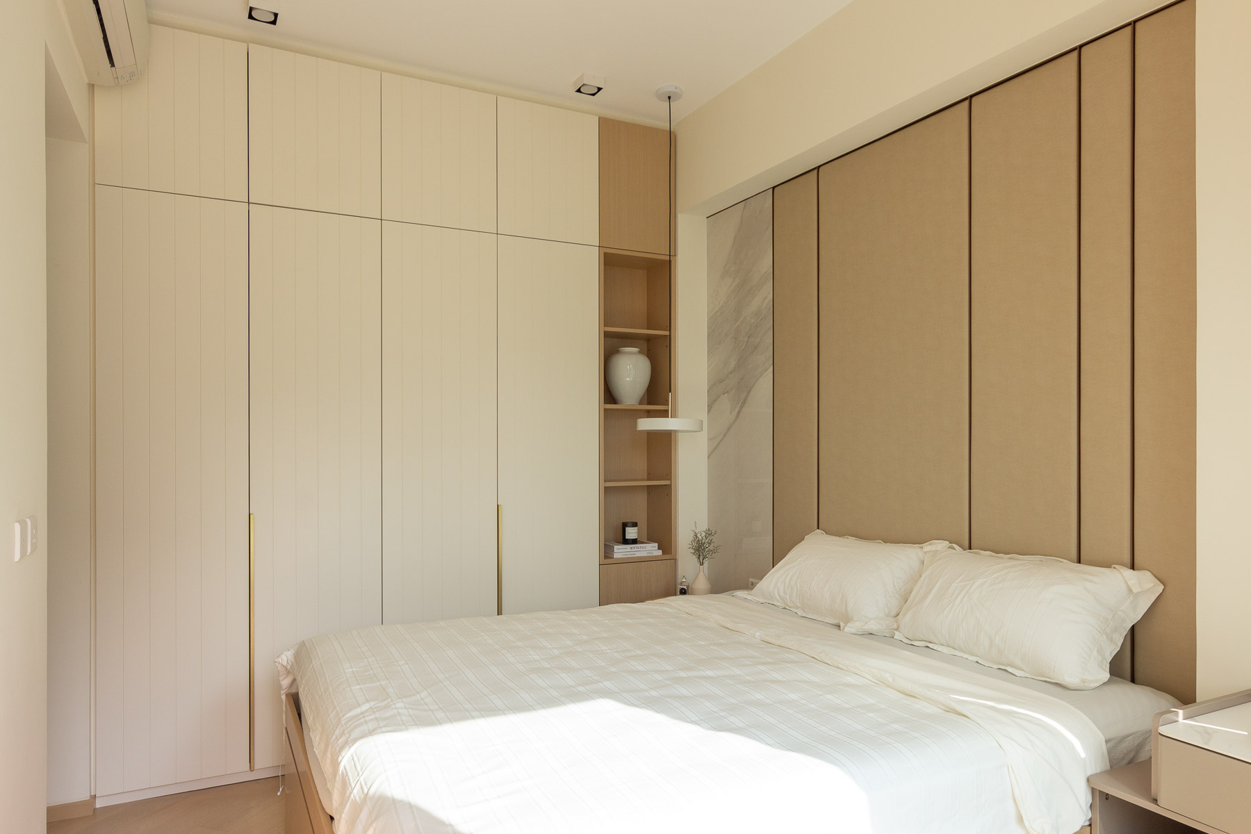 Marcus Chan -  Mae Design Studio - Elegant Streamlined Apartment