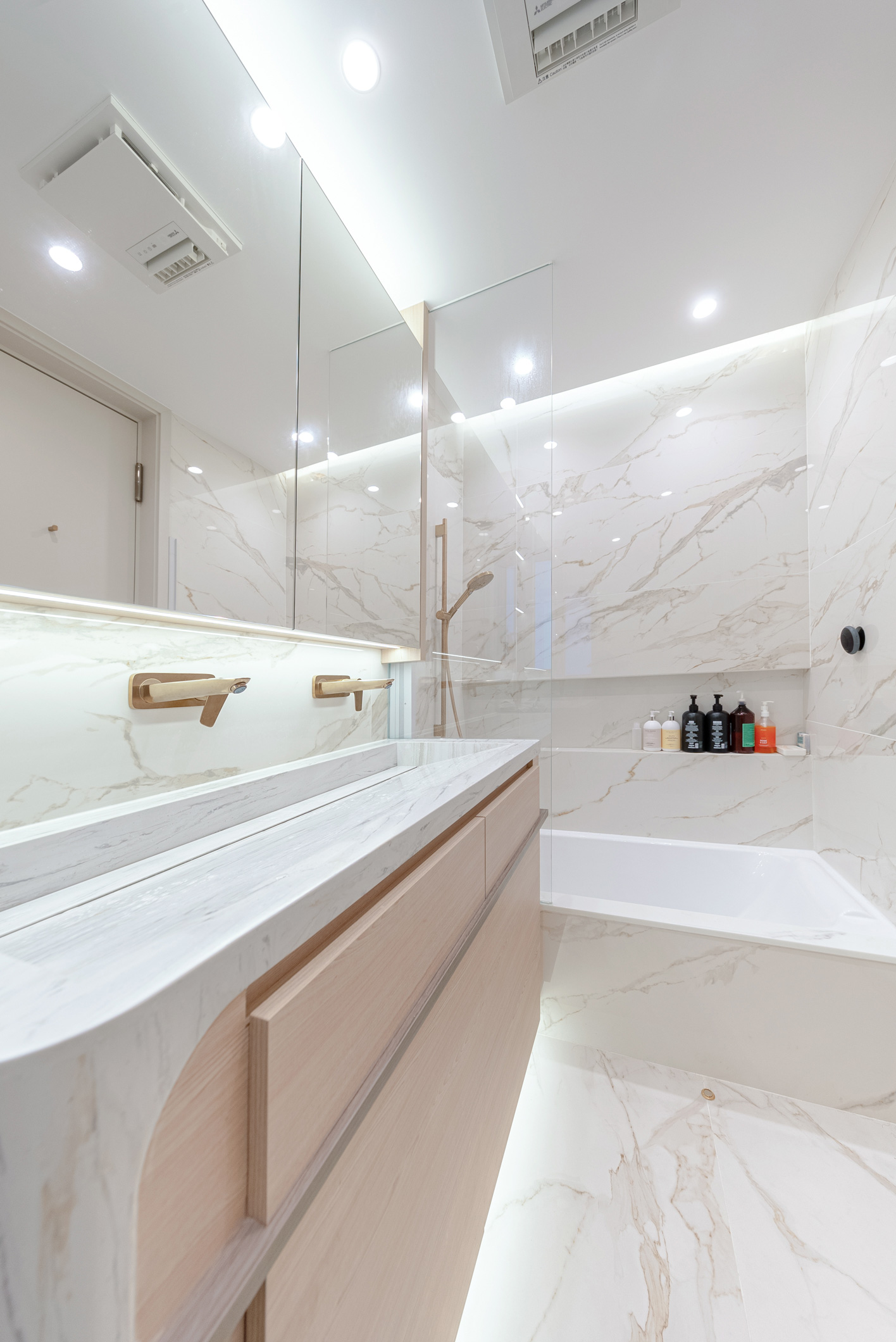Mike Chan - C.M.T Interior Design - 一號銀海