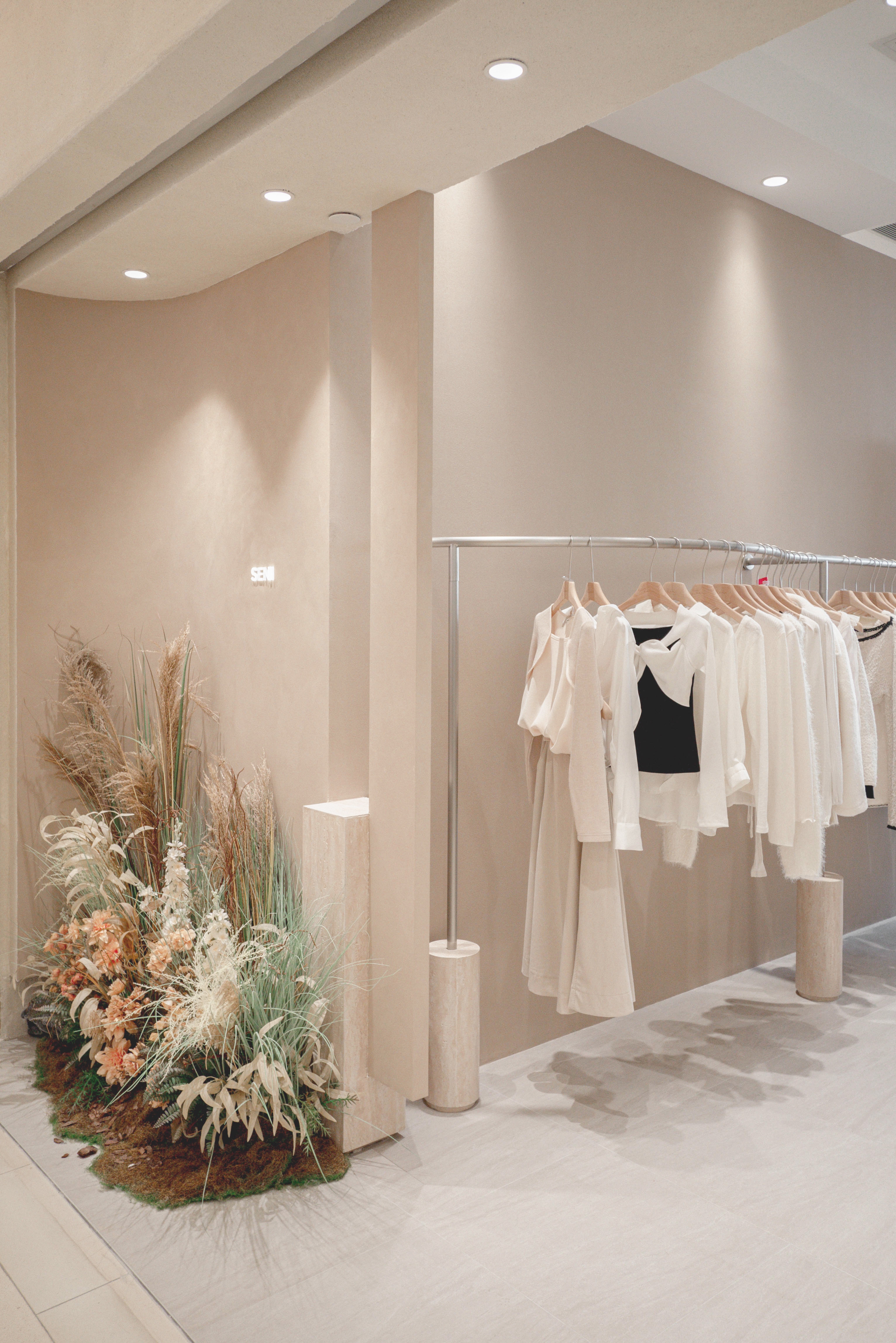 Jasmine Wong & Kits Chan - Anode Design Limited - 時尚服裝店｜SENI