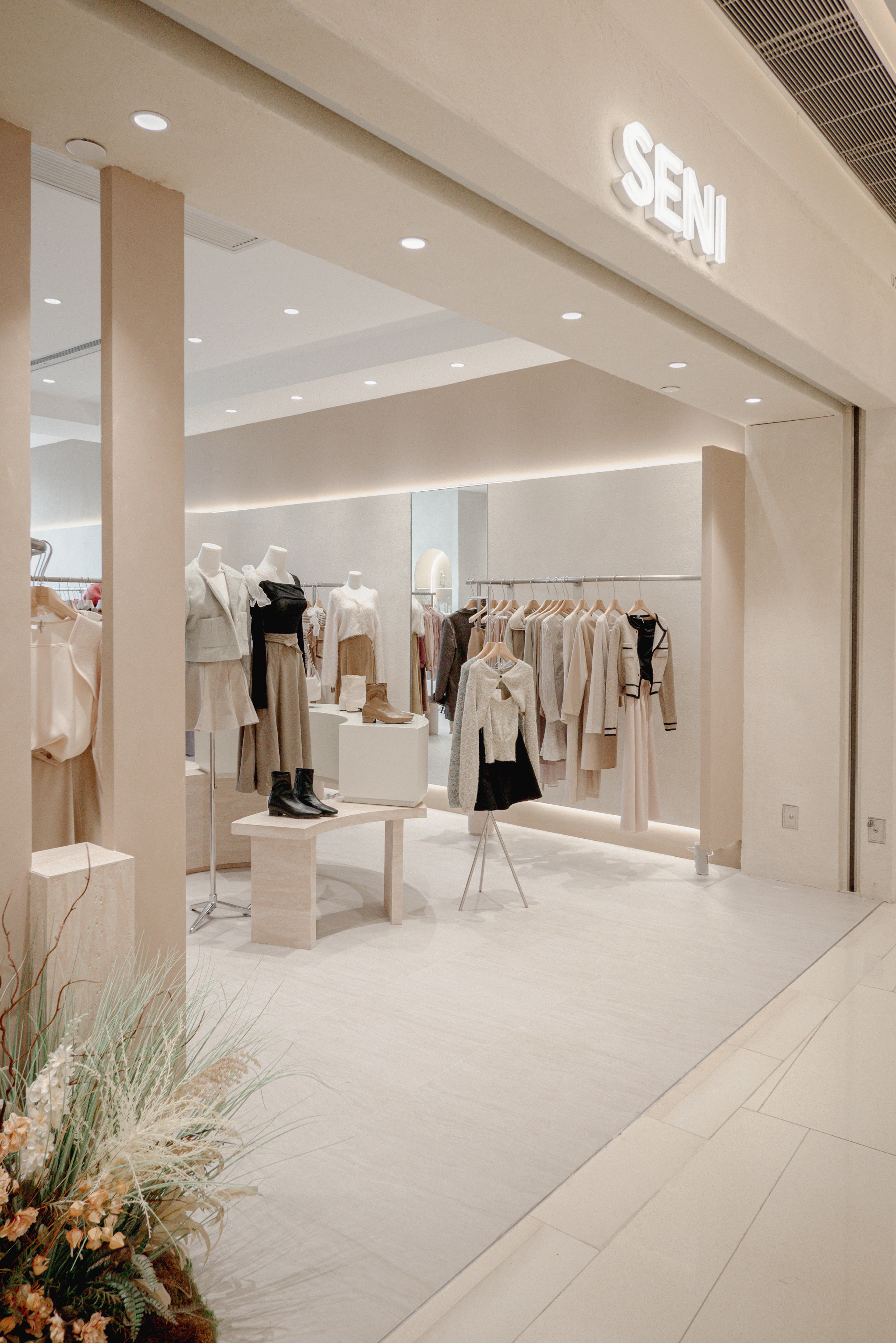 Jasmine Wong & Kits Chan - Anode Design Limited - 時尚服裝店｜SENI